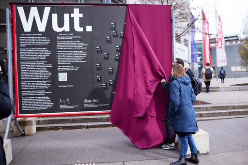 Vorschau Bild von SWV WIEN Präsident Marcus Arige und Julia Sobieszek
bei der Medienaktion: „Totalversagen von WKÖ-Präsident Harald Mahrer
und seinem Wirtschaftsbund.“