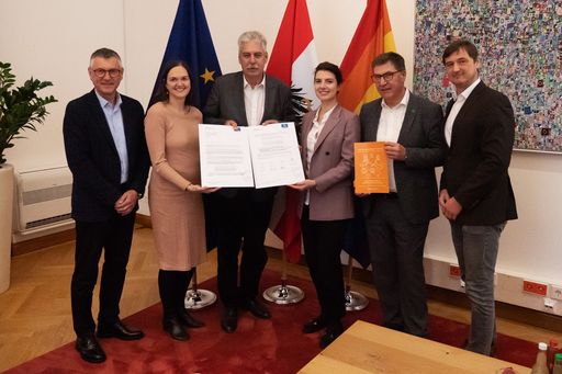 Verein PRAEVENIRE begrüßt Reformwillen von
Gesundheitsminister Rauch PRAEVENIRE Präsident Dr. Hans Jörg
Schelling präsentierte das #PRAEVENIRE Weißbuch im
#Gesundheitsministerium. Im Bild v. l.: Manfred Brunner,
Landesstellenvorsitzender der Österreichischen Gesundheitskasse
Vorarlberg; Iris Hoffmann, BA, Mitarbeiterin im Kabinett des
Bundesministers; Dr. Hans Jörg Schelling; Mag. Michaela Pohl, stv.
Kabinettsleitung; Dr. Andreas Krauter, ärztlicher Leiter der ÖGK und
Wolfgang Pendl, Ltg. der Kommunikation im Kabinett von Gesundheits-
und Sozialminister Johannes Rauch.