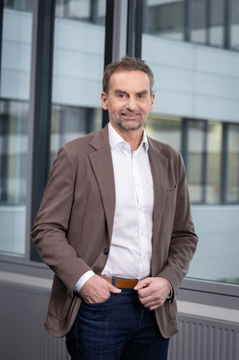  Wolfgang Traunfellner, Director Sales & Marketing
bei NAVAX: „Ich freue mich darauf, dass meine umfassende Erfahrung
und mein Wissen nun bei NAVAX zum Einsatz kommt. Meine
Marktkenntnisse und die gute Verbindung zu Microsoft werden uns
dabei unterstützen, den erfolgreichen Expansionskurs von NAVAX
fortzuführen."