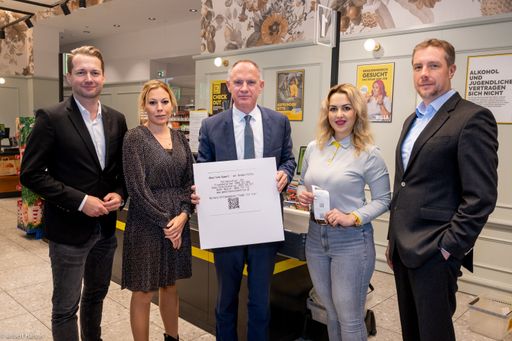  v.l.n.r.: Handelsverband-GF Rainer Will, BIPA Verkaufsleiterin
Bettina Felner, BM Gerhard Karner, Billa Mitarbeiterin Frau
Kalinucec und REWE International AG Vorstand Christoph Matschke