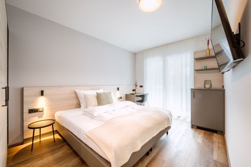  13 barrierefreie Doppel-Appartements mit
hochwertigen Holzfenstern, moderner Küche und Badezimmer