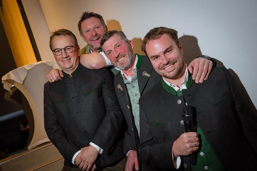 Vorschau Bild von Bauleiter Franz Pilz, Reinhard und Heinz Schütter,
Architekt Günther Gallob