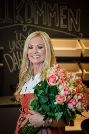 Vorschau Bild von Bernadette Schütter, die als gute Seele des Hauses
künftig für das Schaf-Alm Dahoam sorgen wird