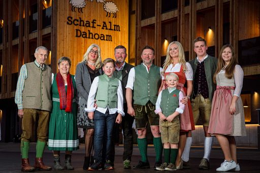 Vorschau Bild von Gebrüder Schütter - Heinz und Inge, Reinhard und
Bernadette, mit Kindern und Großeltern