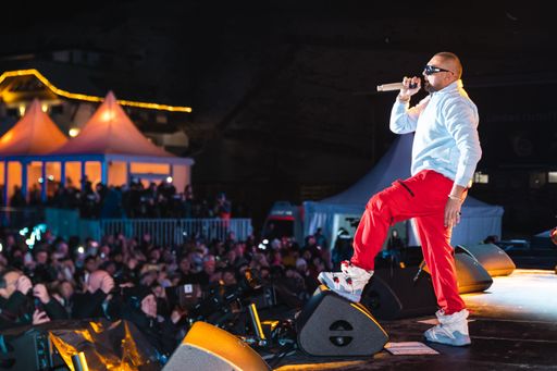 Die Wintersaison in Ischgl ist eröffnet! Am 26.
November 2022 sorgten perfekte Pistenverhältnisse, Sonnenschein und
das „Top of the Mountain Opening Concert“ mit Sean Paul für einen
spektakulären Saisonauftakt mit 13.000 begeisterten Wintersportlern.
Die Skisaison geht in Ischgl bis zum 1. Mai 2023.