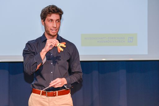 Vorschau Bild von Walter Kuba zeigt an Hand eines Modells die Wirkung des in seiner
Dissertation neu entwickelte und bereits patentierten Moleküls.