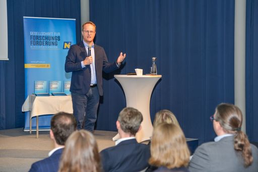 Vorschau Bild von Die pointierte Keynote von Genetiker und Aufsichtsratsmitglied
Markus Hengstschläger zum Thema „Lösungsbegabung als
Innovationstreiber“ begeisterte das Publikum.