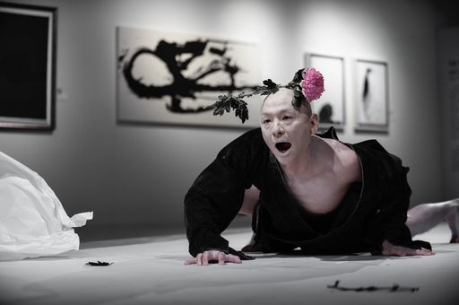 Vorschau Bild von Einer der Teilnehmer des Festivals ist der
taiwanesische Künstler Hu Chia, Produzent des Taiwan Butoh Festivals
