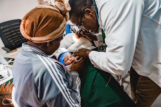  Behandlung von Kinder in einer Krankenstation unserer
Partnerorganisation in Tansania.
