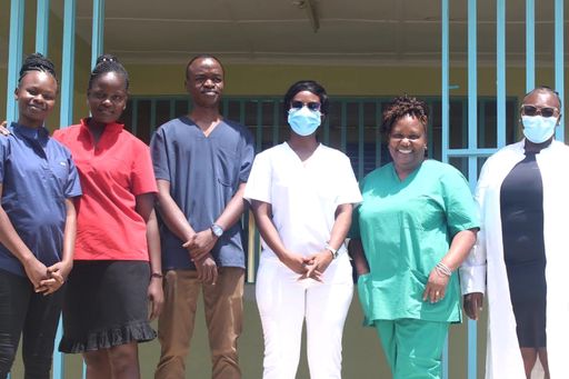 Vorschau Bild von Mediziner:innen in Angola mit den Kleiderspenden der
letztjährigen Sammelaktion.