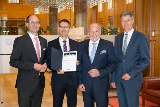  Foto (© RVS): Besser gehts nicht: Zum wiederholten
Male „Summa cum laude“ für die Vermögensverwaltung des
Raiffeisenverbandes Salzburg. Im Bild v.l.n.r.: Christoph
Leinberger, Manfred Quehenberger, Peter Illmer und Klaus Hager (alle
RVS).