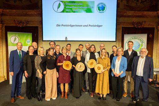  Gestern wurde in Wien der Österreichische
Umweltjournalismus-Preis 2022 verliehen. Auf dem Foto: Die
Preisträgerinnen und Preisträger mit dem Jury-Vorsitzenden Prof.
Fred Turnheim, Internationales Institut für Medien (rechts),
Klimaschutzministerin Leonore Gewessler, Schirmherrin des Preises
(2. von rechts) und Norbert Lux (links), Gründer der GREEN BRANDS
Organisation, die den Preis seit 2019 verleiht.