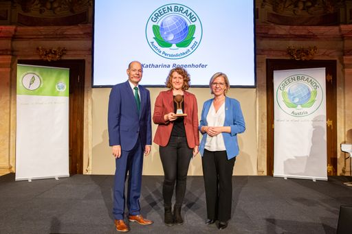 Vorschau Bild von Auf der gestrigen GREEN BRANDS Austria 2022 Gala im Palais
Niederösterreich in Wien wurde Katharina Rogenhofer (Mitte) als
Persönlichkeit ausgezeichnet. Die Laudatio auf die Mitbegründerin
von Fridays for Future Österreich und Sprecherin des
Klimavolksbegehrens hielt Klimaschutzministerin Leonore Gewessler
(rechts). Links im Bild: Norbert Lux, Geschäftsführer der GREEN
BRANDS Organisation. / 55 Marken sowie Katharina Rogenhofer in Wien
als "GREEN BRANDS Austria" ausgezeichnet / Auch der
Österreichische Umweltjournalismus-Preis wurde im Rahmen der Gala
verliehen / Die Verwendung dieses Bildes für redaktionelle Zwecke
ist unter Beachtung aller mitgeteilten Nutzungsbedingungen zulässig
und dann auch honorarfrei. Veröffentlichung ausschließlich mit
Bildrechte-Hinweis.