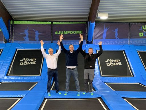  Gemeinsam für mehr Nachhaltigkeit in der JUMP DOME
Trampolinhalle Klagenfurt: DI Heinz Koch (Stadtwerke
Klagenfurt/Fernwärme), Manuel Fritz (JUMP DOME, GF), Josef Schurian
(Elektro-Technik Schurian).