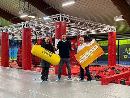 Vorschau Bild von Josef Schurian (Elektro-Technik Schurian), Manuel
Fritz (JUMP DOME, GF), DI Heinz Koch (Stadtwerke
Klagenfurt/Fernwärme)