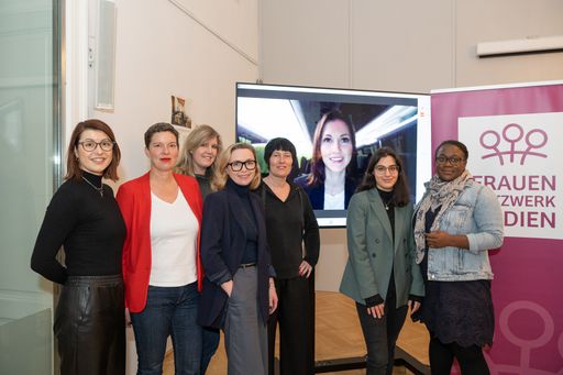 Der Vorstand des Frauennetzwerk Medien (v.l.n.r.):
Michaela Reisinger, Astrid Kuffner, Andrea Vyslozil, Barbara Haas,
Martina Madner, Alexandra Wachter, Nadja Riahi, Clara Akinyosoye