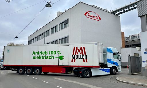Vorschau Bild von Ein elektrisch betriebener LKW-Zug von Müller
Transporte bei der Einfahrt ins Takeda-Werk.