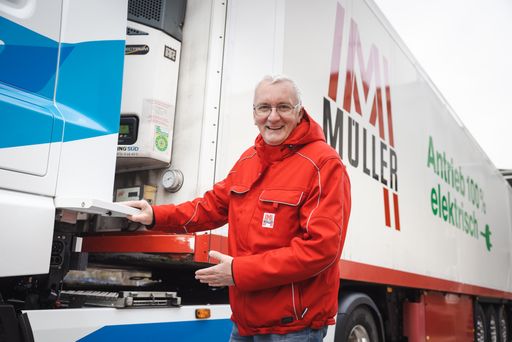 Vorschau Bild von Auch die Fahrer von Müller Transporte zeigen sich
begeistert vom Pilotprojekt mit dem neuen E-LKW von DAF.