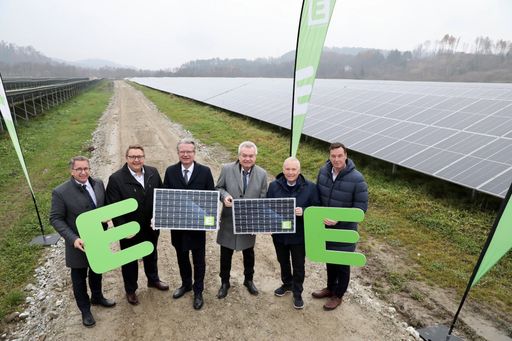  Bürgermeister Johannes Schmid (Gemeinde Rosental/
Kainach), Martin Graf (Vorstandsdirektor Energie Steiermark),
Landeshauptmann Christopher Drexler, Landeshauptmann-Stellvertreter
Anton Lang, Christian Purrer (Vorstandssprecher Energie Steiermark),
Bürgermeister Jochen Bocksruker (Stadtgemeinde Bärnbach)