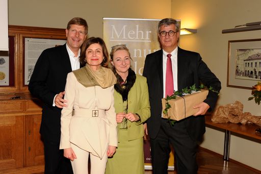 v.l.: Club Tirol Präsident Julian Hadschieff, Club
Tirol Vizepräsidentin Renate Danler mit der Vizepräsidentin der OeNB
Barbara Kolm, und Generaldirektor der Münze Österreich AG Gerhard
Starsich