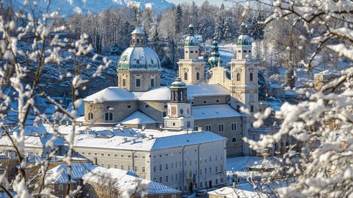  Der Salzburger Dom im Winter / Die Verwendung dieses Bildes für
redaktionelle Zwecke ist unter Beachtung aller mitgeteilten
Nutzungsbedingungen zulässig und dann auch honorarfrei.
Veröffentlichung ausschließlich mit Bildrechte-Hinweis.