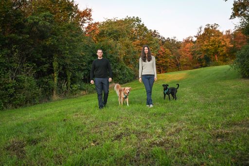  TOBALIE Gründerteam mit Hunden Sky und Lucy