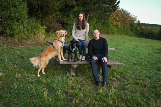 Vorschau Bild von TOBALIE Gründerteam mit Hunden Sky und Lucy