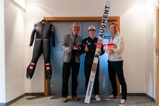 Vorschau Bild von Reinhard Gamper (Obmann Stv. TVB), Skisprungtalent
Marco Wörgötter & Gernot Riedel (GF TVB) freuen sich über die neue
Kooperation