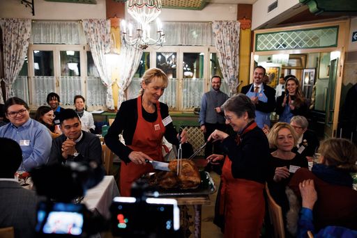 Vorschau Bild von 2022 Austrian-American Educational Commission
Board-Mitglieder Sektionschefin Mag. Barbara Weitgruber vom
Bundesministerium für Bildung, Wissenschaft und Forschung und
Botschaftsrätin Teta Moehs von der US-Botschaft in Österreich
tranchieren den Truthahn für die Gäste.