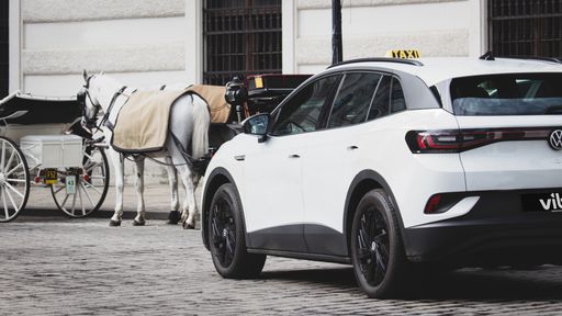 Mit nur ein paar Klicks können bei vibe ab sofort
auch voll förderbare eTaxi-Modelle zu einem monatlichen
all-inclusive-Fixpreis abonniert werden.