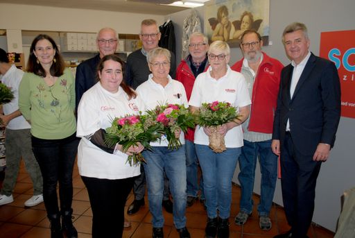 Präsident Ewald Sacher und Geschäftsführer Gregor
Tomschizek bedanken sich bei den freiwilligen HelferInnen aus Wiener
Neustadt