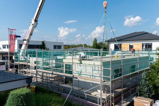 Montage eines Fertighauses von HARTL HAUS; Hausbau
ist eine Investition fürs Leben. Modernste Fertigung und die Auswahl
bester Materialien lassen Häuser mit hoher Energieeffizienz und
niedrigem Energiebedarf entstehen. So wird das eigene Zuhause
langfristig eine Investition die Unabhängigkeit und Sicherheit
schafft.