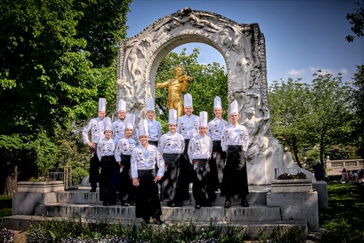 Angeführt von Teamkapitän Peter Löscher bestand das
Team in Luxemburg aus zehn MitarbeiterInnen, wovon vier Lehrlinge in
den Küchen der Häuser zum Leben beschäftigt sind. Im „Team Vienna“
werden Köchinnen/Köche und Lehrlinge auf kulinarischem Top-Niveau
ausgebildet und weiterentwickelt. Diese Fertigkeiten fließen dann
nicht nur in die kulinarischen Festtagsmenüs für die BewohnerInnen
der Häuser zum Leben ein.