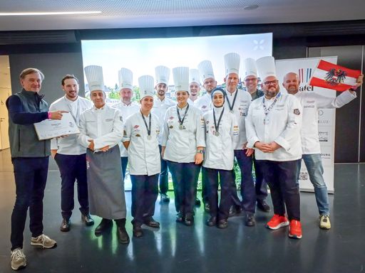Vorschau Bild von Robert Guschelbauer, Bereichsleiter Gastronomisches
Management (rechts im Bild) zum tollen Abschneiden des „Team
Vienna“: „Ich bin so unsagbar stolz auf diese Leistung. Spitzenköche
und -köchinnen aus 13 Nationen sind bei dieser Weltmeisterschaft in
unserer Kategorie der Gemeinschaftsverpflegung angetreten und unser
‚Team Vienna‘ schafft die Silberne, einfach ein Wahnsinn!" Auch der
Geschäftsführer des Kuratoriums Wiener Pensionisten-Wohnhäuser Mag.
Christian Hennefeind (links im Bild) war eigens angereist, um seinem
Team zu gratulieren.