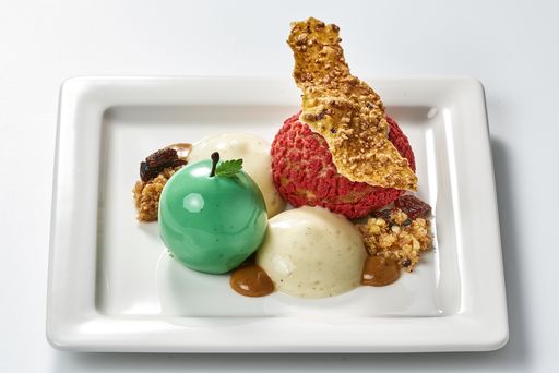 Vorschau Bild von Das regional inspirierte Menü – der Großteil der
Zutaten kam aus Wien, oder dem Wiener Umland - überzeugte die Jury.
Der süße Dessert-Höhepunkt: Der Wiener Apfelstrudel reloaded
(Brandteig/Apfelpraline/ Tonkabohnencreme).