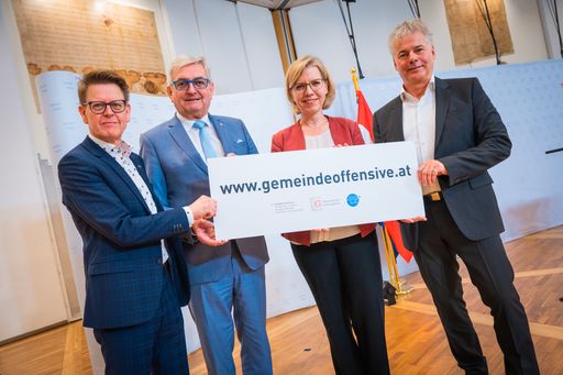 (v.l.n.r.): Gerfried Koch (Leiter des
Energiereferates der Stadtgemeinde Baden), Alfred Riedl (Präsident
Österreichischer Gemeindebund), Leonore Gewessler
(Klimaschutzministerin) und Ingmar Höbart (Geschäftsführer Klima-
und Energiefonds)