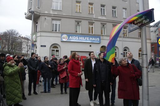 Feierliche Enthüllung des neuen Straßenschilds