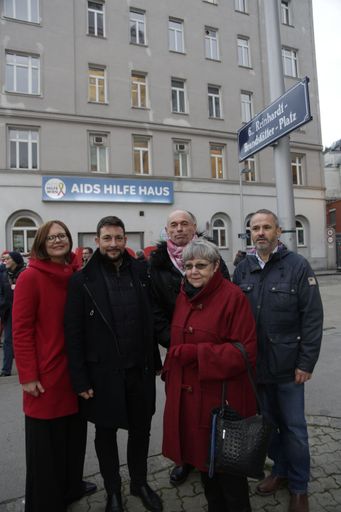 Vorschau Bild von Ehrengäste bei Enthüllung des neuen Straßenschilds