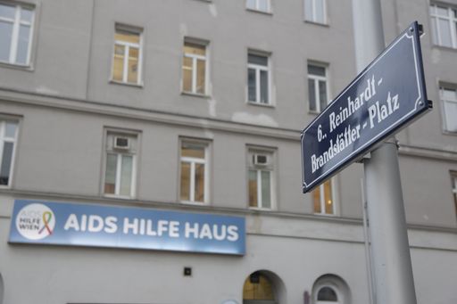 Vorschau Bild von Das neue Straßenschild wurde nach Aids Hilfe
Begründer Dr. Reinhardt Brandstätter benannt.