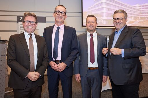 Wissenschaftsminister Martin Polaschek,
Geschäftsführer Horst Rode, Rektor Heimo Sandtner und Stadtrat Peter
Hacker bei der Eröffnungsfeier des neuen FH-Gebäudes