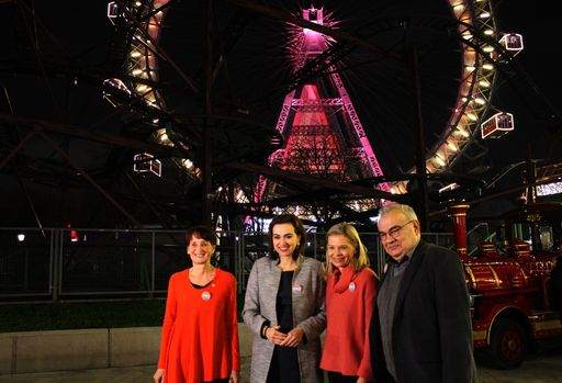  Stopp Gewalt an Frauen . Das Riesenrad in orangem
Licht anlässlich der Kampagne Orange the World. Die Aktion wurde von
Soroptimist International Austria initiiert.