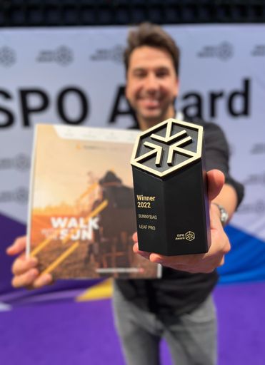  Gründer und Geschäftsführer der Sunnybag GmbH
Stefan Ponsold hält den ISPO Award 2022 und das Sunnybag LEAF PRO
