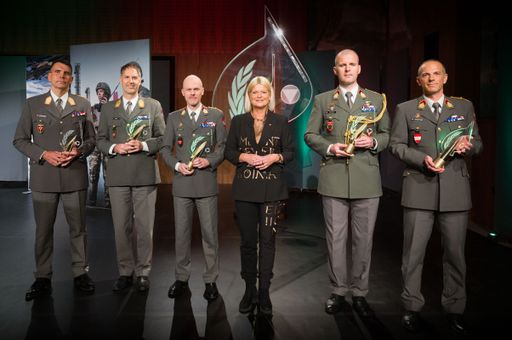 Verteidigungsministerin Klaudia Tanner mit den fünf
Special Award-Siegern, Militärexperten des Bundesheeres;