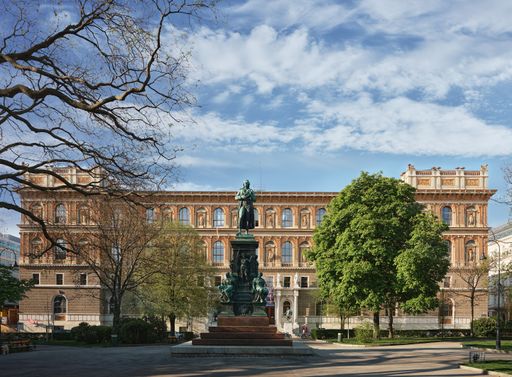 Vorschau Bild von Schillerplatz, Schillerdenkmal (im Vordergrund),
2022