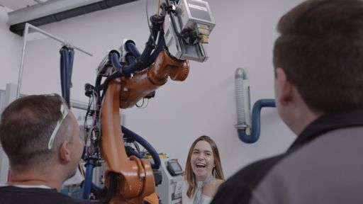 Mit der Kampagne „Mission:Future Job“ der Plattform
Industrie 4.0 Österreich erfährt die Generation Z auf spielerische
und lustige Art und Weise mehr zur zukunftsträchtigen Jobs und
Ausbildungsmöglichkeiten im technischen Bereich. Fanni zu Besuch bei
MAGNA Steyr.