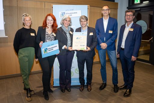 V.l.n.r.: Anabel Heger (Betriebe Klimabündnis
Tirol), Landesrätin Cornelia Hagele, Regina Obexer, Alexander
Dumfort & Tommy Mayr (MCI), Andrä Stigger (Geschäftsführer
Klimabündnis Tirol). © Klimabündnis Tirol/Florian Lechner