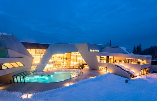Vorschau Bild von Das kombinierte Ski & Therme Kombiticket bringt den Winterspaß in
der Region Villach auf den Punkt. Das „Ski & Therme Kombiticket“
beinhaltet zusätzlich zum Skiticket der Gerlitzen Alpe täglich den
kostenlosen Tageseintritt der Kategorie „FUN“ in der KärntenTherme.