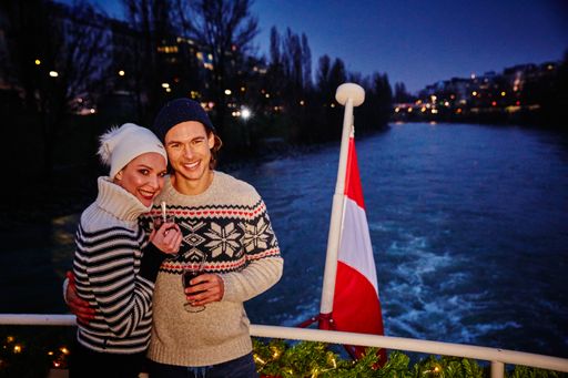 Vorschau Bild von Paar am DDSG Schiff - weihnachtlich
