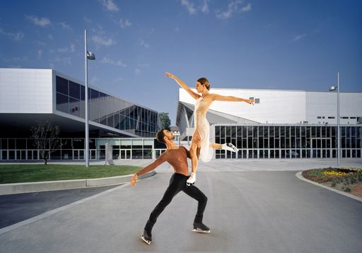 Tourstart! Holiday on Ice SUPERNOVA gastiert ab
sofort in den Niederlanden und im Jänner in der Wiener Stadthalle.
Die Eistanz-Olympiasieger Gabriella Papadakis und Guillaume Cizeron
zeigen als Gaststars bei der Premiere am 18. Jänner 2023 in Wien ihr
faszinierendes Können.