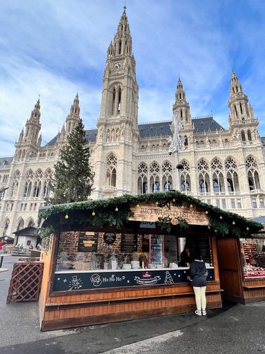 Heuer ist der Wiener Rathauskeller erstmals mit seinem
Würstelstand beim Wiener Christkindlmarkt am Rathausplatz vertreten.